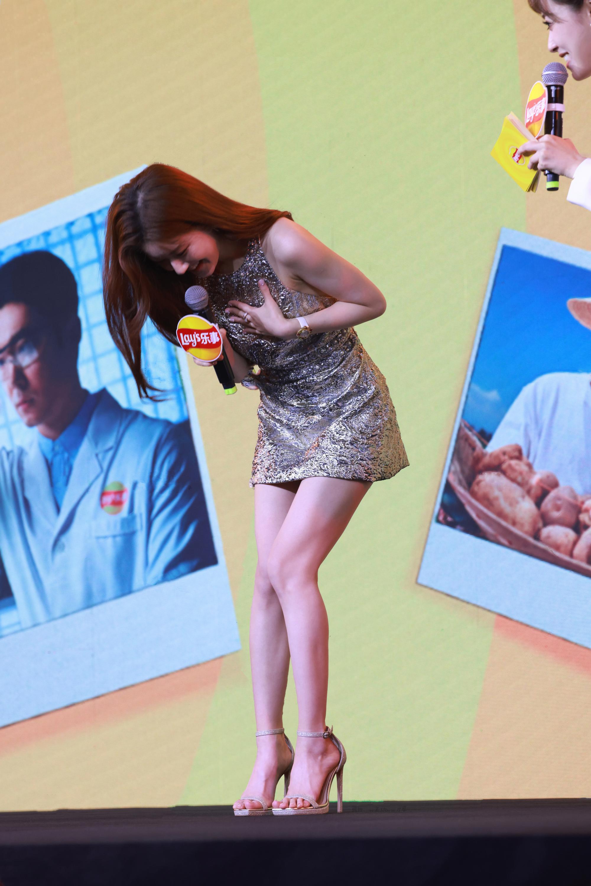 赵露思生图美腿高跟近照[7]